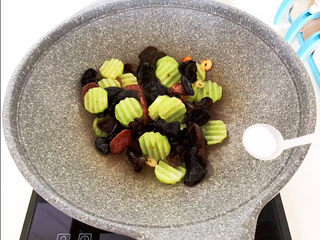 19、莴笋炒木耳,加入精盐调味，翻炒均匀即可