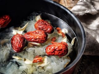 11、养颜润肺 红枣百合银耳甜汤,放入枸杞