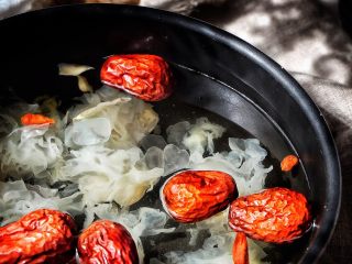 12、养颜润肺 红枣百合银耳甜汤,放入冰糖(锅的右上角那几块就是)