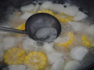 12、干贝玉米萝卜汤,撇出表面的少许浮沫。