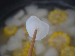 13、干贝玉米萝卜汤,煮到萝卜块能用筷子轻松扎透即可关火。