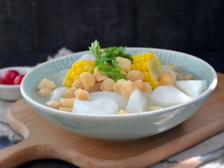 14、干贝玉米萝卜汤,出锅装盘。