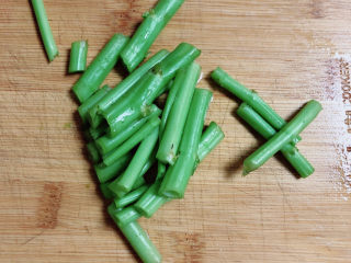 2、蒜蓉空心菜,将空心菜的老跟切下来，扔掉即可。