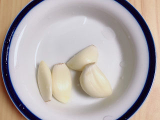 5、蒜蓉空心菜,准备好蒜。