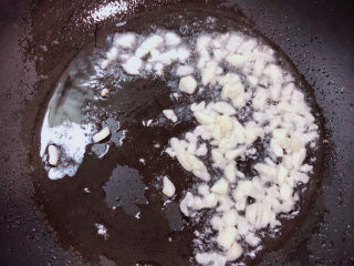 9、蒜蓉空心菜,将蒜末放入锅中煸香。