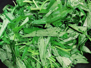 12、蒜蓉空心菜,再放入空心菜叶子，继续翻炒。