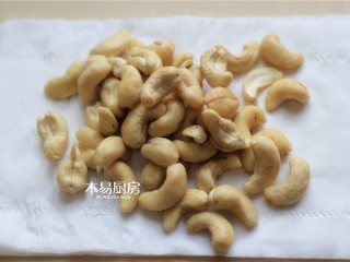 7、腰果仁炝芹菜,腰果仁用水洗净,放在面巾纸上吸干水分。