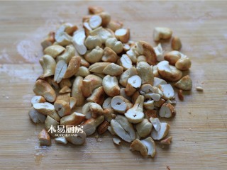 9、腰果仁炝芹菜,将腰果仁切碎,我觉得切得太碎吃起来不过瘾所以切得不是很碎。