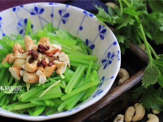 11、腰果仁炝芹菜,烧热油,浇在花椒粒上,炝出香味。