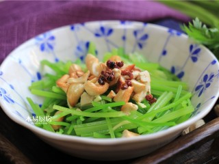 12、腰果仁炝芹菜,一盘可口的腰果仁炝芹菜就做好了。