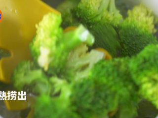 1、4道低脂减肥餐，让你夏天前瘦成一道闪电,2.盐少许，油适量，西蓝花，焯熟捞出。