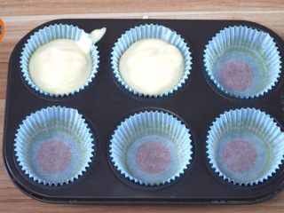 10、4道低脂减肥餐，让你夏天前瘦成一道闪电,4.装入蛋糕托中，烤箱150度烤40分钟。