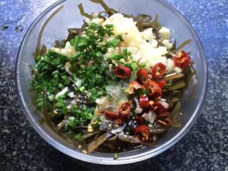 13、凉拌海带丝,均匀搅拌