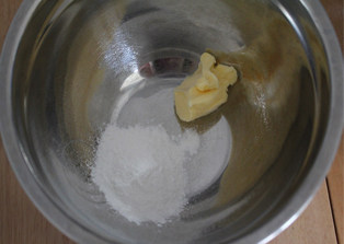 2、哄小朋友的最佳萌物——小鸡饼干,加入糖粉。