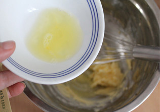 4、哄小朋友的最佳萌物——小鸡饼干,一点一点加入蛋清，混合均匀。