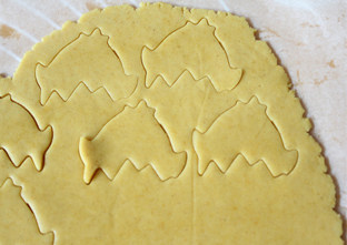 8、哄小朋友的最佳萌物——小鸡饼干,用模具压出形状。