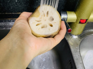 2、糯米藕,用水冲洗干净,并把皮削去;