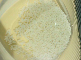 5、糯米藕,冲洗干净,用水浸泡一个晚上;