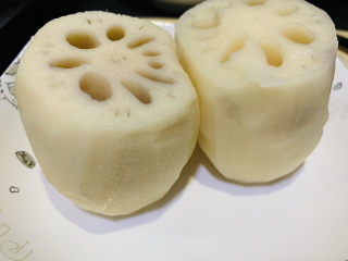 10、糯米藕,莲藕捞出清水,竖着放在碗里;