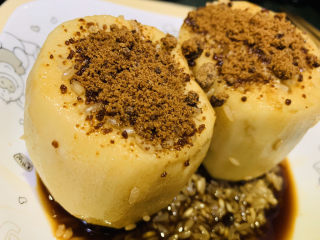 14、糯米藕,莲藕上面再撒些红糖,加水至莲藕八分之一处,放高压锅,隔水压30分钟;