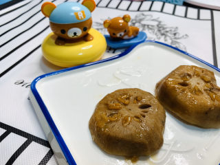 15、糯米藕,取出莲藕待凉些的时候切片,其余可以当糖水喝,糯米藕完成啦!