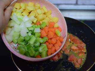 10、罗宋汤,加入青菜，炒匀