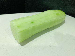 3、黄瓜皮蛋汤,黄瓜洗净，削皮；