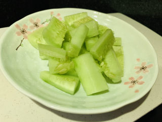 4、黄瓜皮蛋汤,切小断；