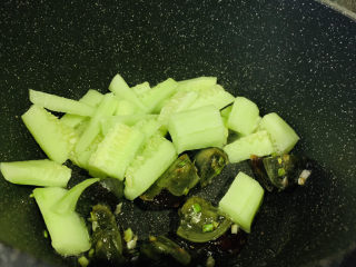 11、黄瓜皮蛋汤,加黄瓜????；