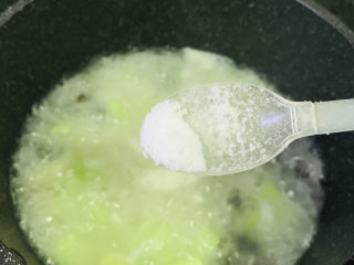 17、黄瓜皮蛋汤,加少许盐；