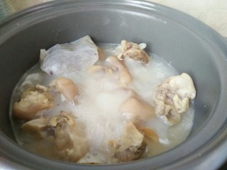 5、#猪年#猪蹄冻,大火煮开转中小火煮一个小时