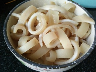 6、#猪年#猪蹄冻,猪皮提前焯水，刮去油脂切条洗净备用