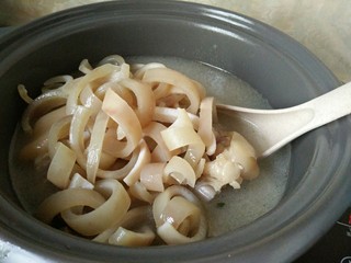 7、#猪年#猪蹄冻,一个小时左右后，猪皮放入猪蹄锅中