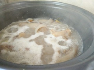 11、#猪年#猪蹄冻,刮掉油之后，再次大火煮开，撇去浮沫