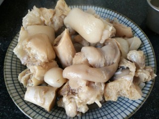 12、#猪年#猪蹄冻,之后把猪蹄捞出如图