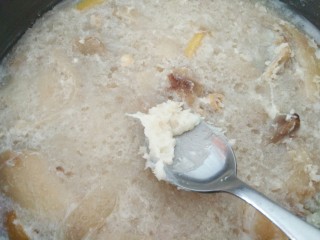 10、#猪年#猪蹄冻,在锅里自然放凉至如图中凝固，油脂会自然浮在上面，用小勺子把油脂刮掉