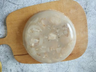 15、#猪年#猪蹄冻,自然放凉后，冷藏定型凝固