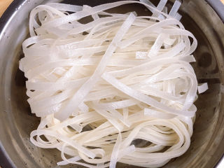 5、海带豆腐汤,准备好火锅宽粉，洗净待用。