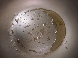 6、海带豆腐汤,锅中倒入少许油，加热至五成热。