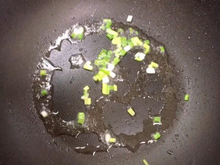 7、海带豆腐汤,放入小葱爆香。