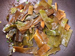 8、海带豆腐汤,放入海带条翻炒均匀。