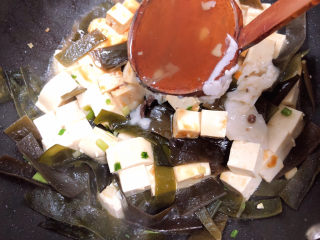 11、海带豆腐汤,倒入500毫升大棒骨汤。