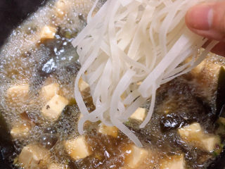 13、海带豆腐汤,海带豆腐汤中放入宽粉，盖盖儿中火炖煮10分钟。