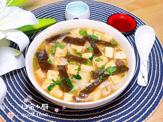 16、海带豆腐汤,一碗营养健康的海带豆腐大骨汤就上桌了。