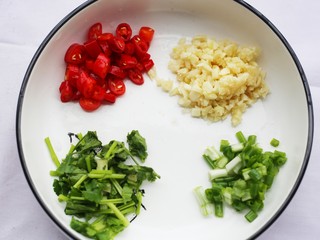1、鲜嫩可口的凉拌蕨菜,大蒜切末，葱，小红椒，香菜切断备用。