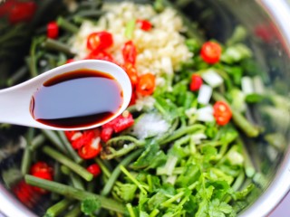 7、鲜嫩可口的凉拌蕨菜,加生抽