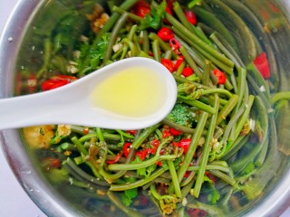 14、鲜嫩可口的凉拌蕨菜,香油