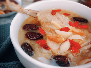 12、老鸭煲,不需要加盐了,把它乘碗里。