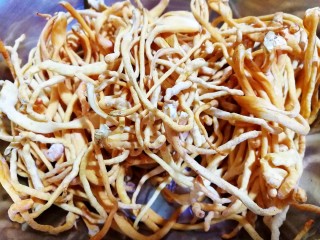 1、肉炒虫草菇辣椒,新鲜的虫草菇去除根部摘净,用水快速洗一下。