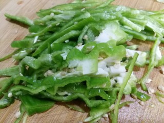 2、肉炒虫草菇辣椒,小辣椒切丝,我用了一根螺丝椒,不是很辣。喜欢吃辣的可以用辣妹子。